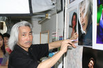 堅毅忍者．障殘人士國際亙助協會總幹事名設計師蔡啟仁先生在他的照片上簽名留念