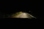 回程時,路上漆黑一片,只有我的車頭燈光