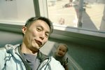 和他來個自拍式合照
