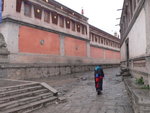 虔誠的藏民往寺裡禱告