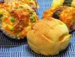 蘑菇芝士雜菜飽(左)、日式菠蘿飽(中)、
紫菜芝士蟹柳飽(右)