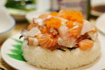 自家做珍珠米飯配上壽司醋粉，再加上新鮮魚生片，便是一頓美味的魚生飯