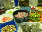 ~白汁海鮮雙色寛條麵 ~
食材：油甘魚柳、虎蝦、蟹肉、露筍、蘑菰、西芹、洋蔥、蕃茜、蒜蓉、意大利寛麵條、奶油、牛油、水牛芝士等