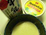 準備白汁: 把麵粉及牛油炒香, 加入奶油、牛奶、胡椒、鹽等做成白汁