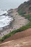 DSC_9590-礼物日，天气暖和，众多游人于石滩上漫步