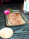 141104-050 位於南山路酒吧街的《西湖春天》，供應精致粵菜。圖中菜式是鹵水鵝片