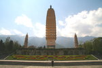 建於唐代，主塔高16層（約70米），兩旁小塔（約43米高），成品字形，因地震關係，兩小塔向彼此傾斜