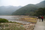 從珠江沖來的垃圾污染了這美麗的郊區