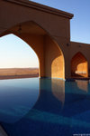 愛死了這個infinity pool — 盡頭就是浩瀚沙漠。