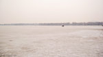昆明湖結冰了，不少遊人都趁機到湖上走走呢。