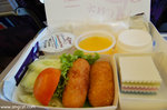 從曼谷乘內陸機前往清邁，機程只不過短短一小時，但飛機餐卻比上次從上海飛往香港時還要好﹗看，有炸魚卷和椰汁榚，多可愛 ^_^