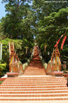 除了乘Cable Car外，也可選擇從這裡開始走三百多級樓梯登上素帖寺/雙龍寺(Wat Phra That Doi Suthep)。