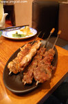 烤雞肉及牛肉 (HK$64)﹕人見人愛的大大串烤肉，很惹味。