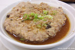 馬蹄魷魚蒸肉餅(午市套餐價HK$48)﹕肉餅不會太鹹，加上清甜馬蹄點綴，難怪瞬間被清碟。