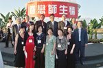 '64&#23626;同學和譚友初老師一起．