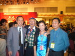 2006年　　廣州校友會　　譚老師和'64&#23626;學生（右一）李 軍（右二）關慧芳（左一）趙崇慶．