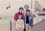 1980年   移居香港.