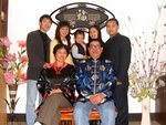 2006年  鄭清潭/何 英的[全家福].  
二排右起:長子衛軍;長兒媳姚 嵐;長孫;二兒媳馬梅馨;次子衛政.