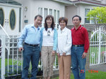 左:何景雄夫婦和王龍山伉儷(右).[2007年   西雅圖].