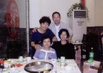 與李如心(前左)李念芸(前右)一起.