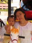 跟媽媽合照(4)
 - 史露比公園之旅
15/05/2005