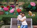 與媽媽合照
 - 天水圍公園(中秋花燈展)
04/03/2007