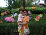 與婆婆合照
 - 天水圍公園(中秋花燈展)
04/03/2007