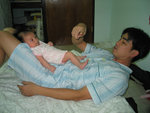 跟爸爸玩耍(1)
20/08/2004