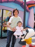 跟媽媽合照
 - 史露比公園之旅