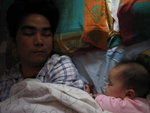 瞓著都要捉住爸爸
27/12/2004