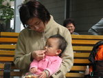 餓了,媽媽餵嘢食
 - 青衣市鎮公園
13/02/2005