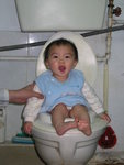 學坐廁所
08/03/2005