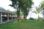 Rim Talay Restaurant 外的草地與海灣