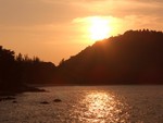 黃昏的太陽把天空與海水都染成金黃色