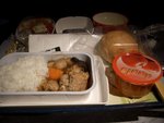 飛機餐︰CX的飛機餐有進步，以前麵包是冷的，現在暖的好得多了，這晚沒有選擇，只有雞肉飯，味道還可以啦。