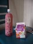 15/6/07 早餐︰左邊的玫瑰茶~NT25~帶著淡淡的玫瑰味，不錯，右邊的蘋果牛奶~NT28~很好喝，可惜在香港找不到。