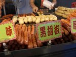 士林夜市︰買了一份著名的大腸包小腸~NT40~，其實就是糯米飯包著香腸，原本以為吃了會很飽，但還可以，味道也不錯