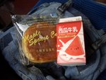 早餐︰大清早到台北車站找MOS BURGER，但找不到，在7-11買了蜂蜜蛋糕~NT30~和西瓜牛奶~NT30~，蛋糕味道OK，牛奶太淡了
