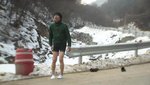 感覺像記錄片一樣的,直擊主角的荒誕旅程,越看越感黑色幽默的韓國低成本電影