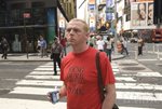 時而內歛時而誇張的演繹一個與別不同的英國來客