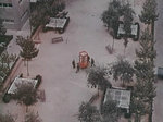 一個電話亭放於路中心