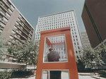 男子被困於電話亭中,四周是玻璃,取景非常wide,置於當中空間及距離感受到壓縮