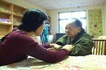 某年是關於腦退化症及照顧者的互動關係,相當苦亦很無奈,很多空空的和不知道,表面平淡記述實質頗沉重