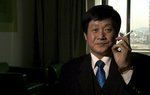 令我較為注意的是很多的dead air,深思回憶及壓抑與突然而來的夢魘,主角要不停遊走各個國家去進行演說回憶,其實也頗為殘忍,最重要是那種與主流世界格格不入的抽離感覺,當中以主角最為明顯,殘忍?削是一環但扭曲人性及其所顯示出的行為模式才是令人深思的傷害,至於在外的商業世界掙扎及當中失去的童真,何嘗不是世人現在不時的感嘆,值得一看的記錄片