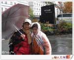 走人啦...好大雨...吹到反傘 *_*
