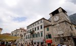 鐘樓 Clock Twon,建於於1602年的鐘樓，它的前面矗立的高大的金字塔形的頸手枷，是用於處罰死囚和小偷