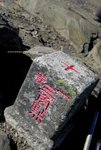 這個三角點 (分一等、二等...), 南湖大山主峰是一等 ,台灣人每次見這些石碑都會禮拜，甚至親吻，所以領隊叫我們不可以腳踏!!