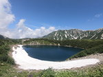 御庫裏池，每年6月之後，立山的火山湖面，就會溶化，水平如鏡。