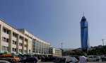 全市最高的建築物，Avaz Twist Tower -36 層高，當然係戰後起。 (左為火車站)