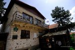 最印象深刻就是個tunnel museum, 這個是民營的museum,以前是一個民宿，為了要運送物資由機場的另一?運去戰線，波斯尼亞士兵就挖了一條800m的tunnel. 未有條tunnel之前，人們要冒死橫過機場，好多人就死在槍手之下。